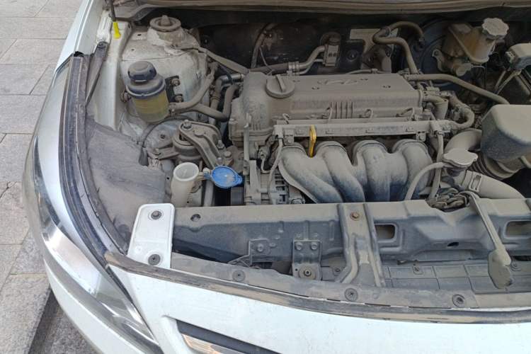 Used Hyundai Verna (older generation) 2014 1.4L Manual Smart GLS Trim Engine Bay Right