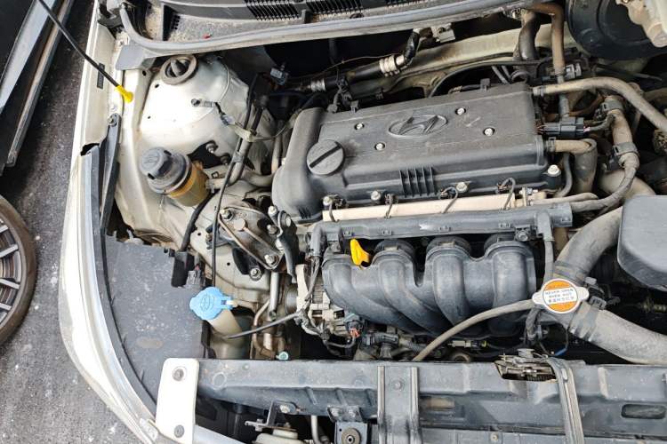Used Hyundai Verna (older generation) 2014 1.4L Manual Smart GLS Trim Engine Bay Right