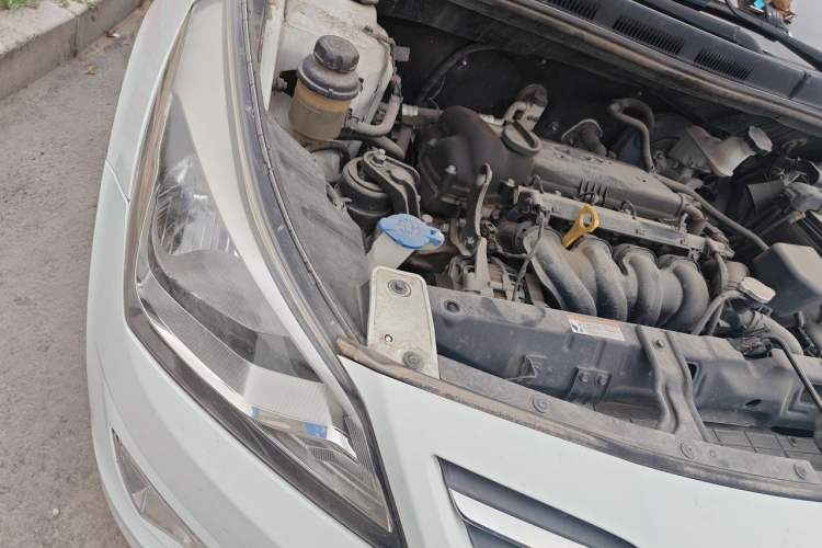 Used Hyundai Verna (older generation) 2014 1.4L Manual Smart GLS Trim Engine Bay Right