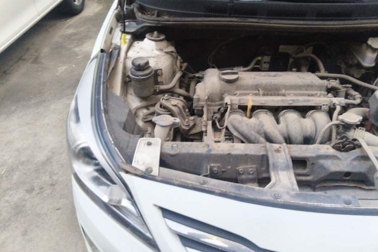 Used Hyundai Verna (older generation) 2014 1.4L Automatic Leading-Edge GLX Engine Bay Right