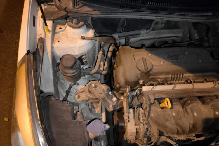 Used Hyundai Verna (older generation) 2014 1.4L Manual Smart GLS Trim Engine Bay Right
