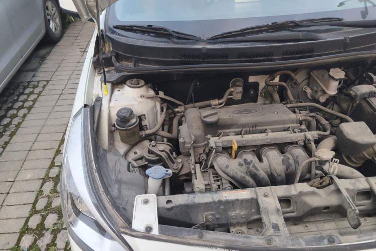 Used Hyundai Verna (older generation) 2014 1.4L Manual Smart GLS Trim Engine Bay Right