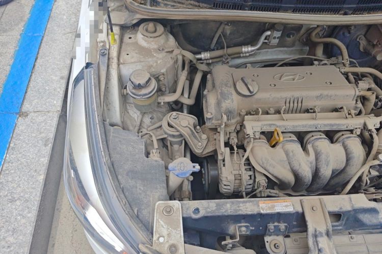 Used Hyundai Verna (older generation) 2014 1.4L Manual Smart GLS Trim Engine Bay Right