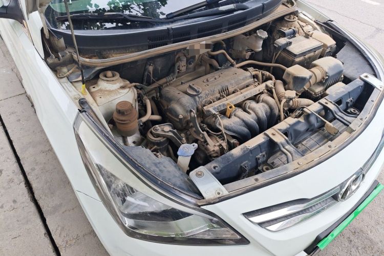 Used Hyundai Verna (older generation) 2014 1.4L Manual Smart GLS Trim Engine Bay Right