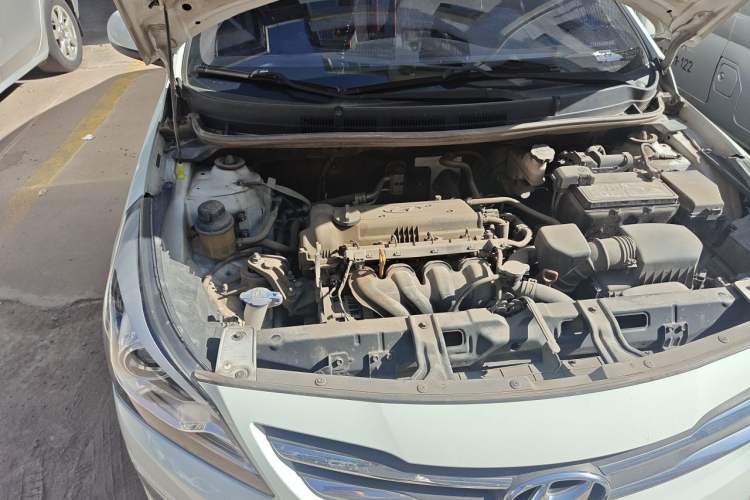Used Hyundai Verna (older generation) 2014 1.4L Automatic Leading-Edge GLX Engine Bay Right