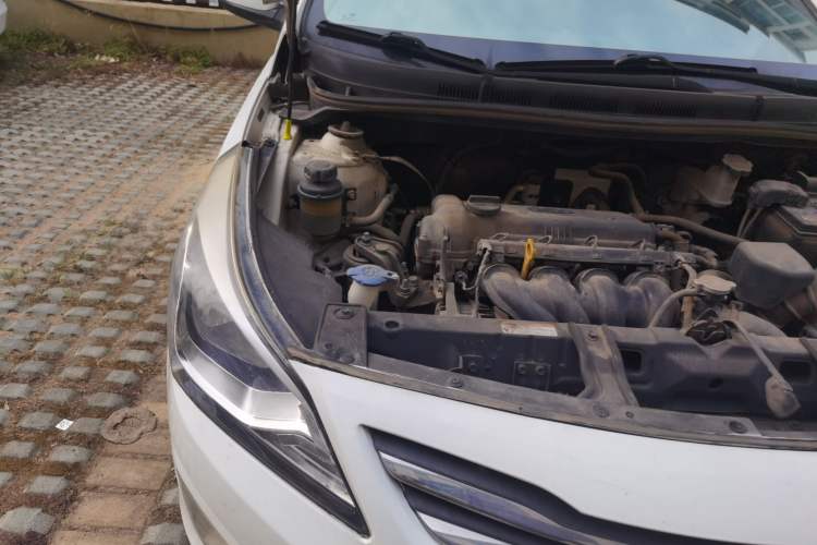 Used Hyundai Verna (older generation) 2014 1.4L Manual Smart GLS Trim Engine Bay Right
