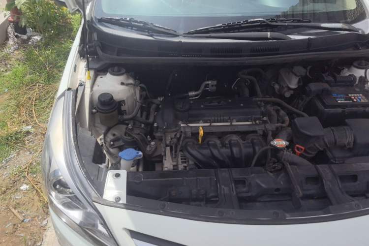 Used Hyundai Verna (older generation) 2014 1.4L Automatic Leading-Edge GLX Engine Bay Right