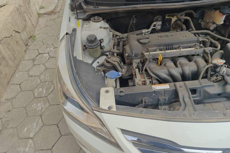 Used Hyundai Verna (older generation) 2014 1.4L Manual Smart GLS Trim Engine Bay Right