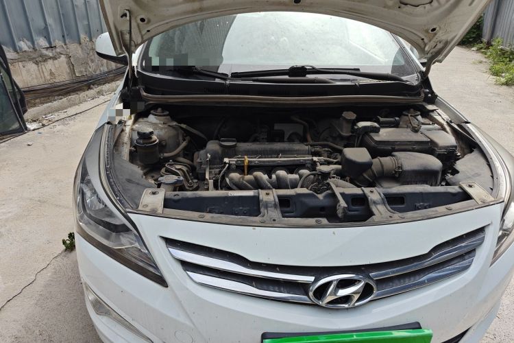 Used Hyundai Verna (older generation) 2014 1.4L Manual Smart GLS Trim Engine Bay Right