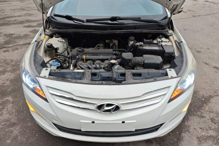 Used Hyundai Verna (older generation) 2014 1.4L Manual Top-Tier Model TOP Engine Bay