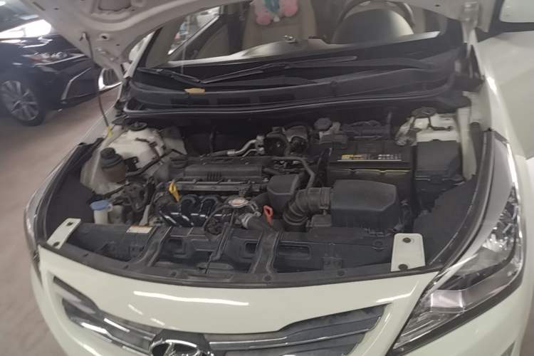 Used Hyundai Verna (older generation) 2014 1.4L Automatic Smart GLS Engine Bay