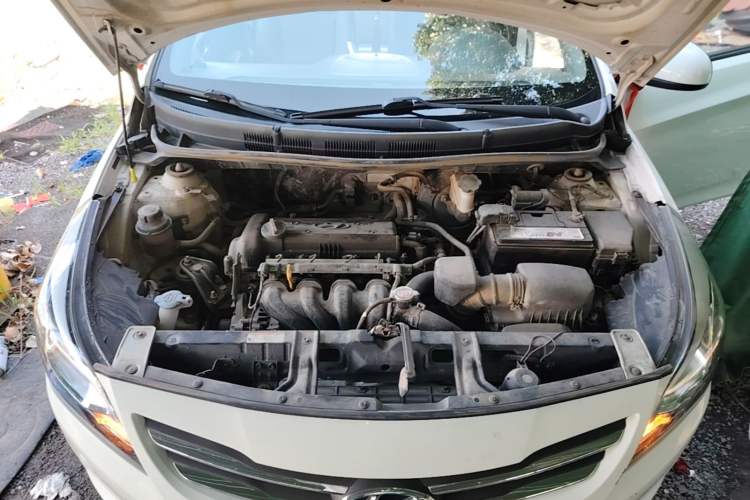 Used Hyundai Verna (older generation) 2014 1.4L Manual Fashion GS Model Engine Bay