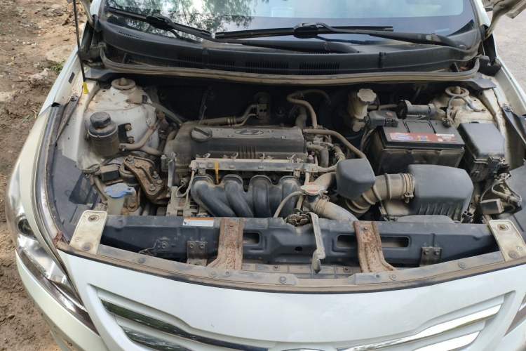 Used Hyundai Verna (older generation) 2014 1.4L Manual Top-Tier Model TOP Engine Bay