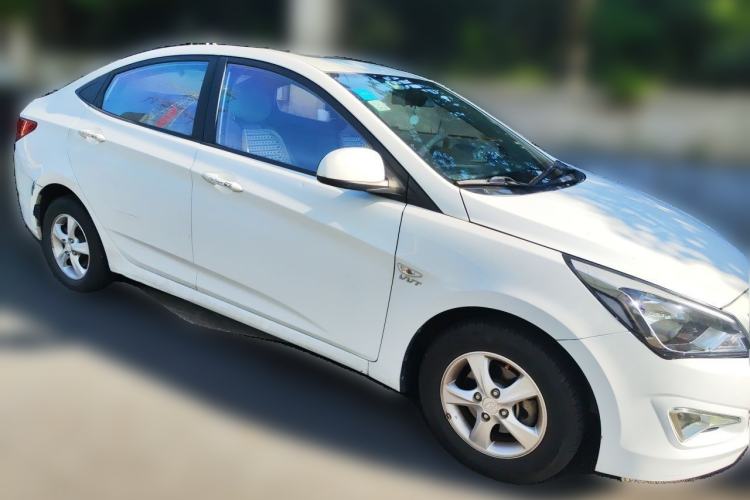 Used Hyundai Verna (older generation) 2014 1.4L Manual Top-Tier Model TOP Front Right 45 Deg