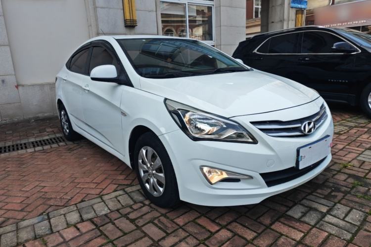 Used Hyundai Verna (older generation) 2014 1.4L Manual Smart GLS Trim Front Right 45 Deg
