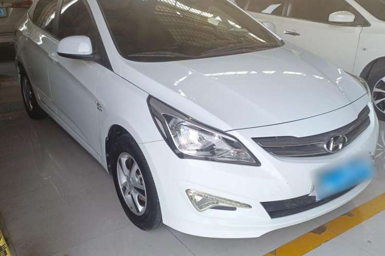 Used Hyundai Verna (older generation) 2014 1.4L Manual Smart GLS Trim Front Right 45 Deg