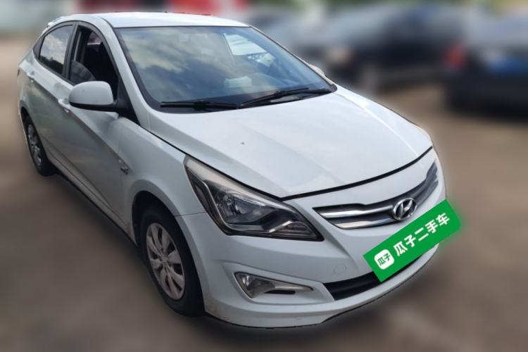 Used Hyundai Verna (older generation) 2014 1.4L Manual Smart GLS Trim Front Right 45 Deg