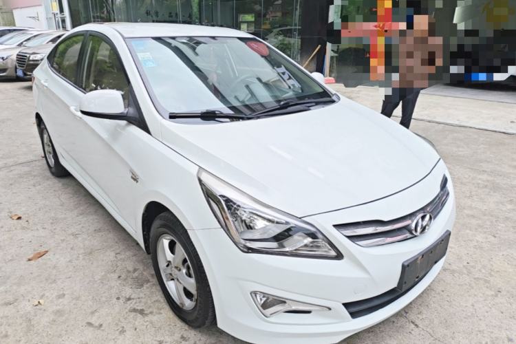 Used Hyundai Verna (older generation) 2014 1.4L Manual Smart GLS Trim Front Right 45 Deg