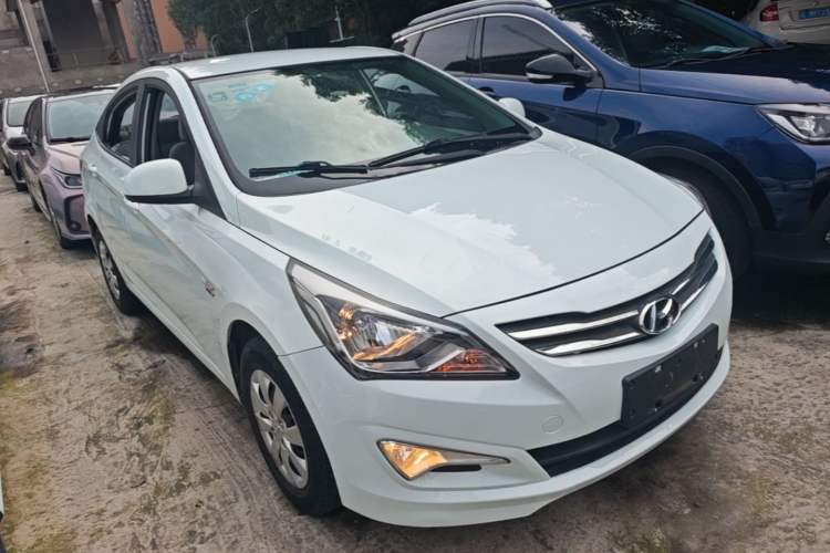 Used Hyundai Verna (older generation) 2014 1.4L Manual Smart GLS Trim Front Right 45 Deg