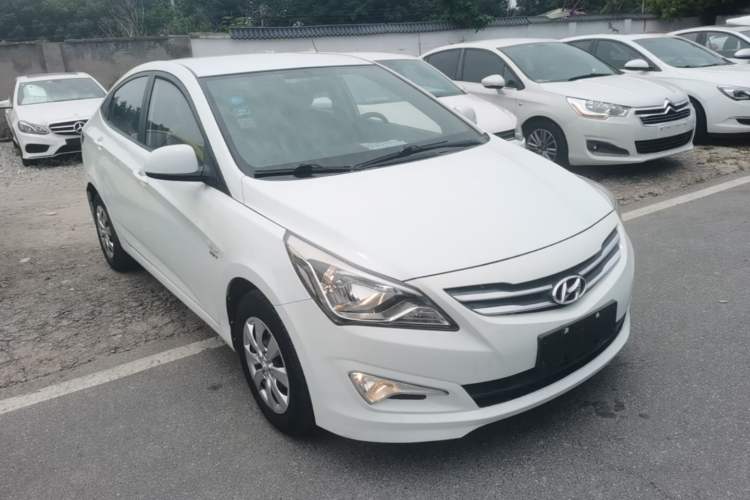Used Hyundai Verna (older generation) 2014 1.4L Manual Smart GLS Trim Front Right 45 Deg