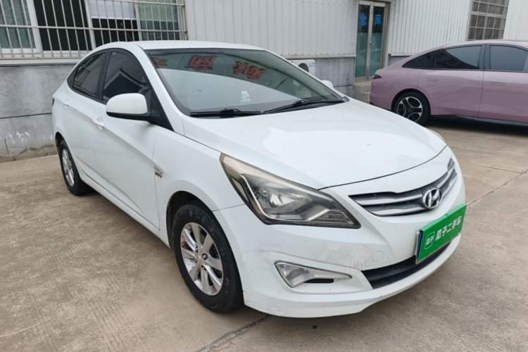 Used Hyundai Verna (older generation) 2014 1.4L Manual Smart GLS Trim Front Right 45 Deg