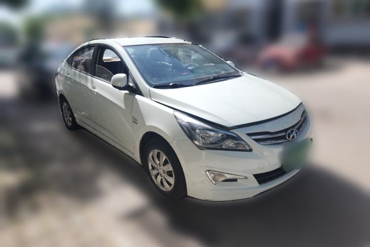 Used Hyundai Verna (older generation) 2014 1.4L Manual Smart GLS Trim Front Right 45 Deg