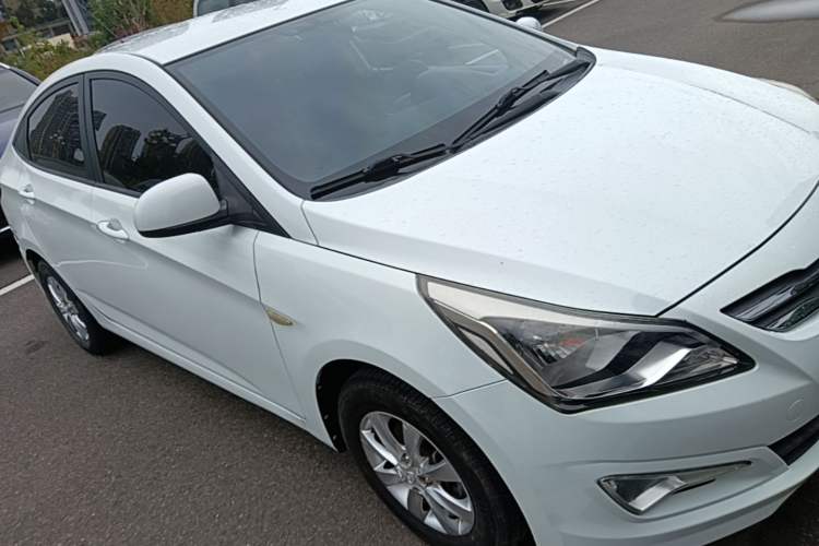 Used Hyundai Verna (older generation) 2014 1.4L Manual Smart GLS Trim Front Right 45 Deg