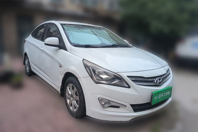 Used Hyundai Verna (older generation) 2014 1.4L Manual Smart GLS Trim Front Right 45 Deg