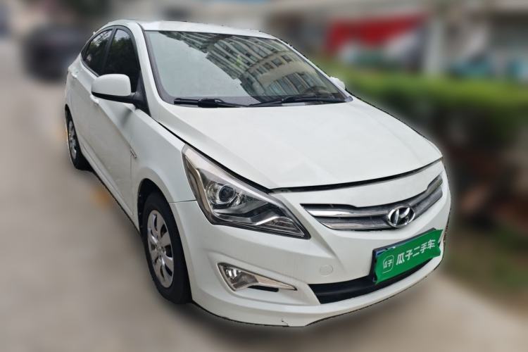 Used Hyundai Verna (older generation) 2014 1.4L Manual Smart GLS Trim Front Right 45 Deg