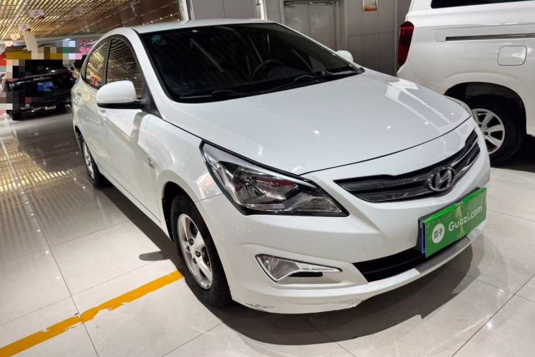 Used Hyundai Verna (older generation) 2014 1.4L Manual Smart GLS Trim Front Right 45 Deg