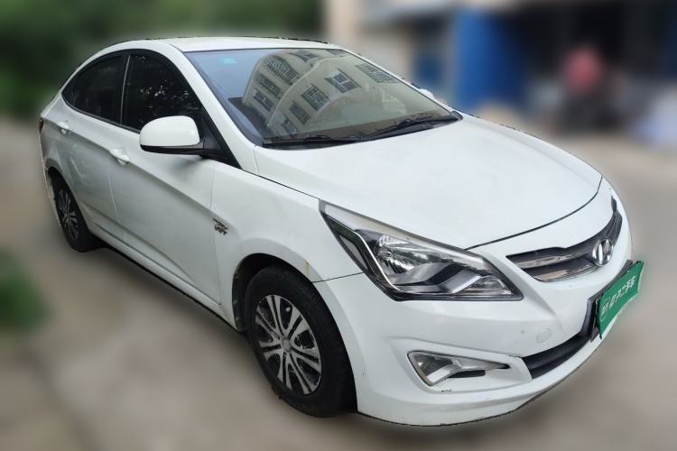 Used Hyundai Verna (older generation) 2014 1.4L Manual Smart GLS Trim Front Right 45 Deg