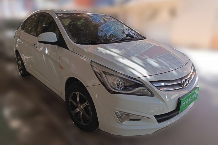 Used Hyundai Verna (older generation) 2014 1.4L Automatic Leading-Edge GLX Front Right 45 Deg