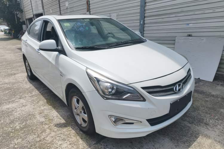 Used Hyundai Verna (older generation) 2014 1.4L Automatic Leading-Edge GLX Front Right 45 Deg