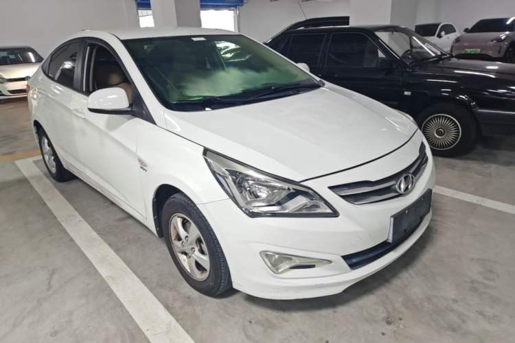Used Hyundai Verna (older generation) 2014 1.4L Automatic Smart GLS Front Right 45 Deg
