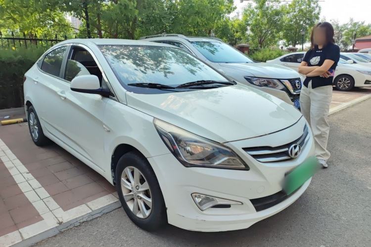 Used Hyundai Verna (older generation) 2014 1.4L Manual Smart GLS Trim Front Right 45 Deg