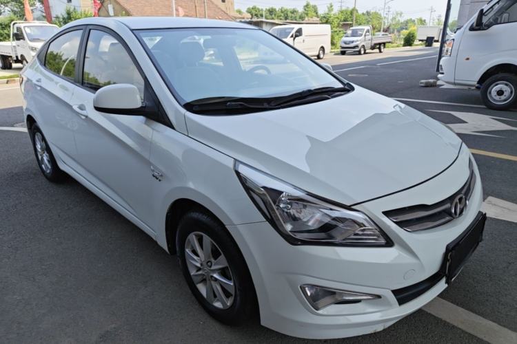 Used Hyundai Verna (older generation) 2014 1.4L Manual Smart GLS Trim Front Right 45 Deg