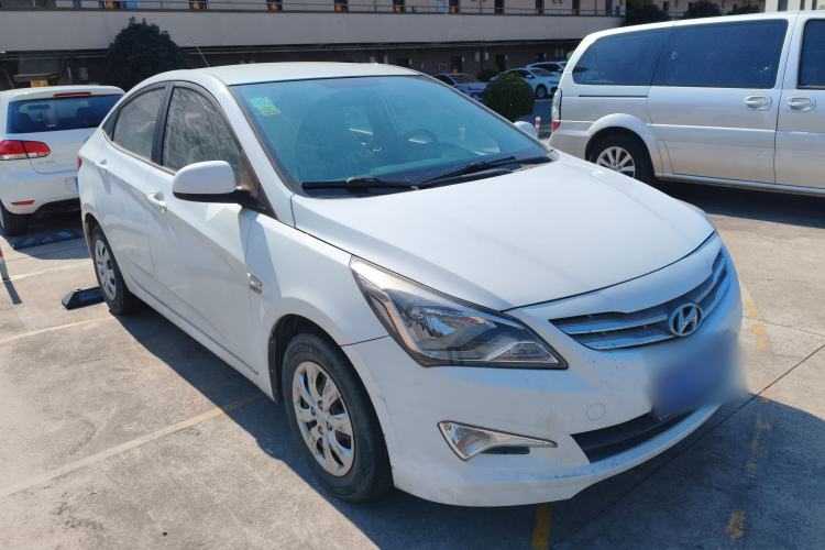 Used Hyundai Verna (older generation) 2014 1.4L Manual Smart GLS Trim Front Right 45 Deg