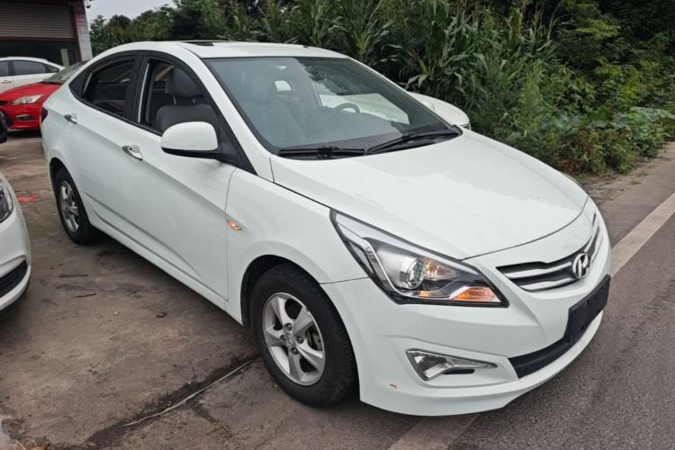 Used Hyundai Verna (older generation) 2014 1.4L Automatic Leading-Edge GLX Front Right 45 Deg