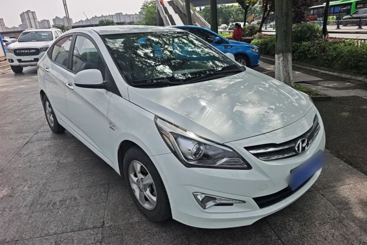 Used Hyundai Verna (older generation) 2014 1.4L Automatic Leading-Edge GLX Front Right 45 Deg