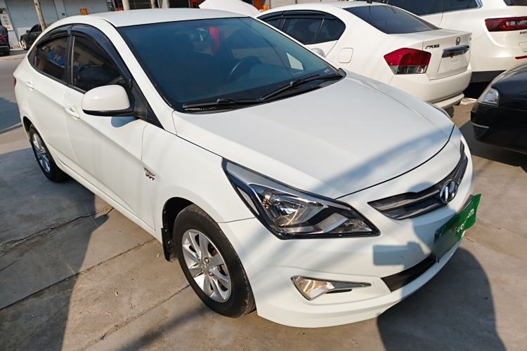 Used Hyundai Verna (older generation) 2014 1.4L Manual Smart GLS Trim Front Right 45 Deg