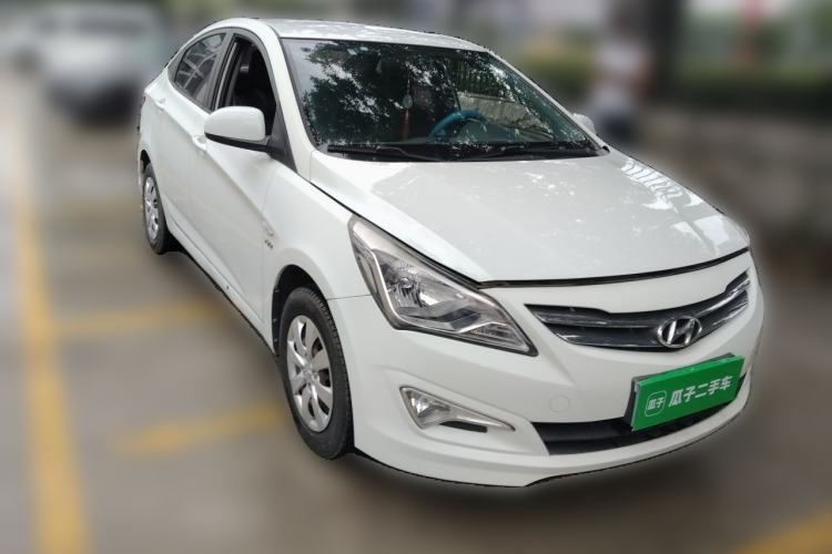 Used Hyundai Verna (older generation) 2014 1.4L Manual Smart GLS Trim Front Right 45 Deg