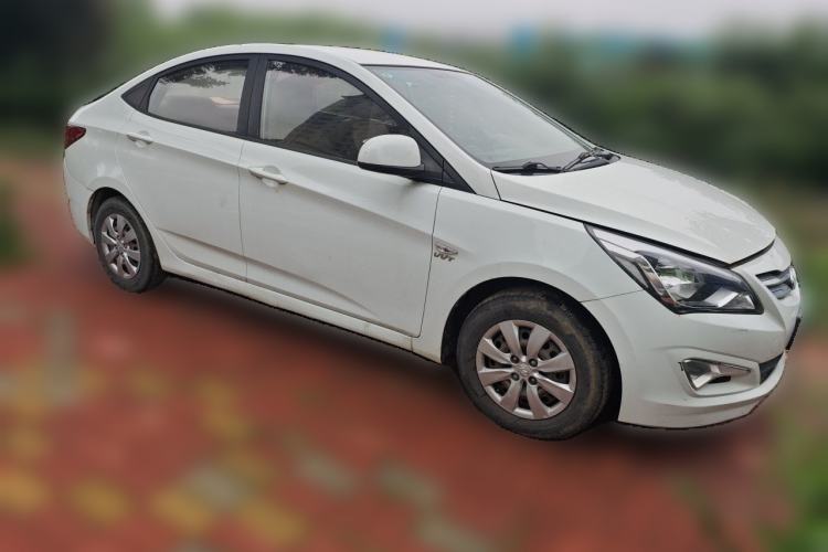 Used Hyundai Verna (older generation) 2014 1.4L Manual Smart GLS Trim Front Right 45 Deg
