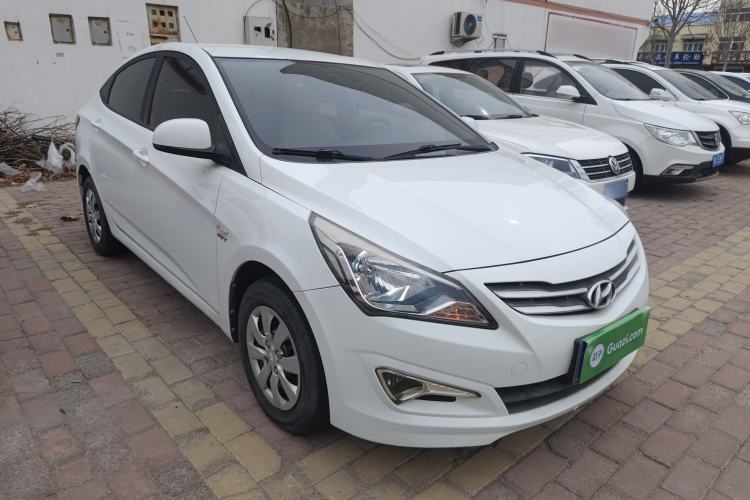 Used Hyundai Verna (older generation) 2014 1.4L Manual Smart GLS Trim Front Right 45 Deg