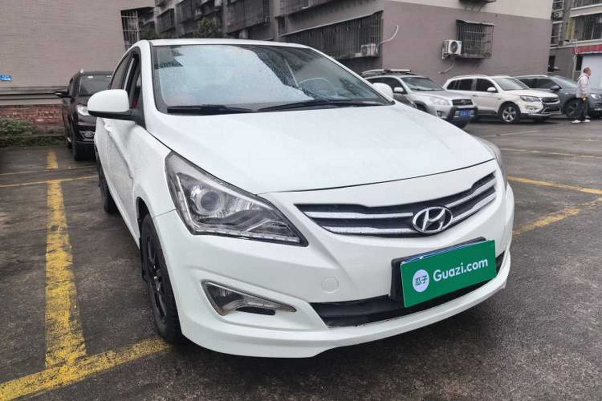 Used Hyundai Verna (older generation) 2014 1.4L Manual Smart GLS Trim Front Right 45 Deg