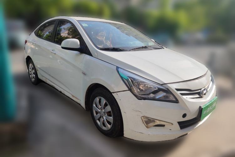 Used Hyundai Verna (older generation) 2014 1.4L Manual Smart GLS Trim Front Right 45 Deg