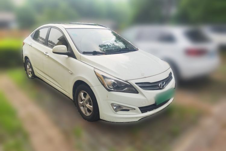 Used Hyundai Verna (older generation) 2014 1.4L Automatic Leading-Edge GLX Front Right 45 Deg