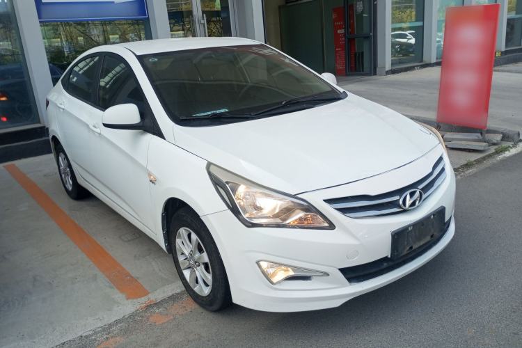 Used Hyundai Verna (older generation) 2014 1.4L Manual Smart GLS Trim Front Right 45 Deg
