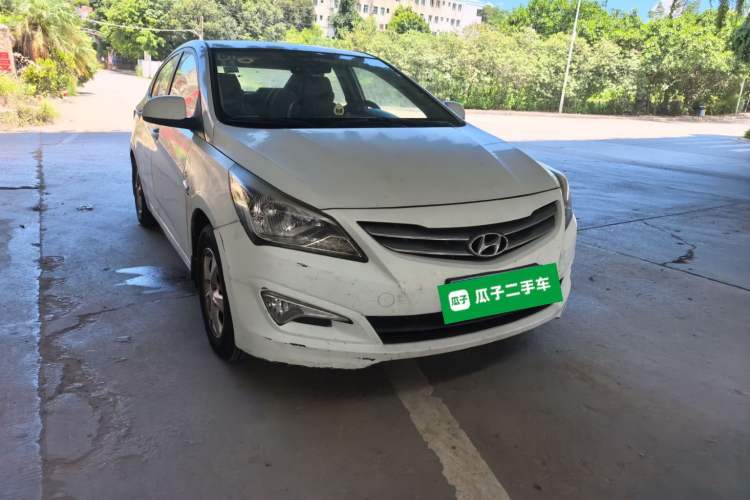 Used Hyundai Verna (older generation) 2014 1.4L Automatic Leading-Edge GLX Front Right 45 Deg