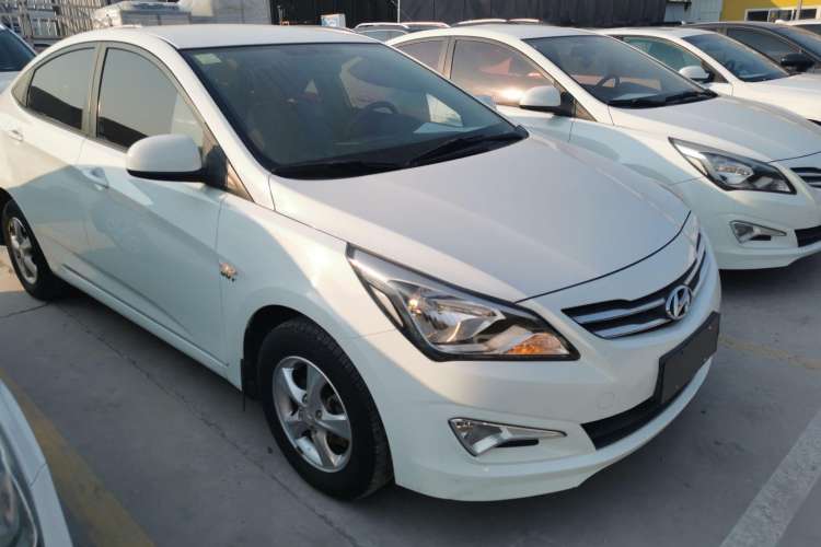 Used Hyundai Verna (older generation) 2014 1.4L Automatic Smart GLS Front Right 45 Deg