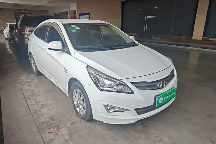 Used Hyundai Verna (older generation) 2014 1.4L Manual Smart GLS Trim Front Right 45 Deg